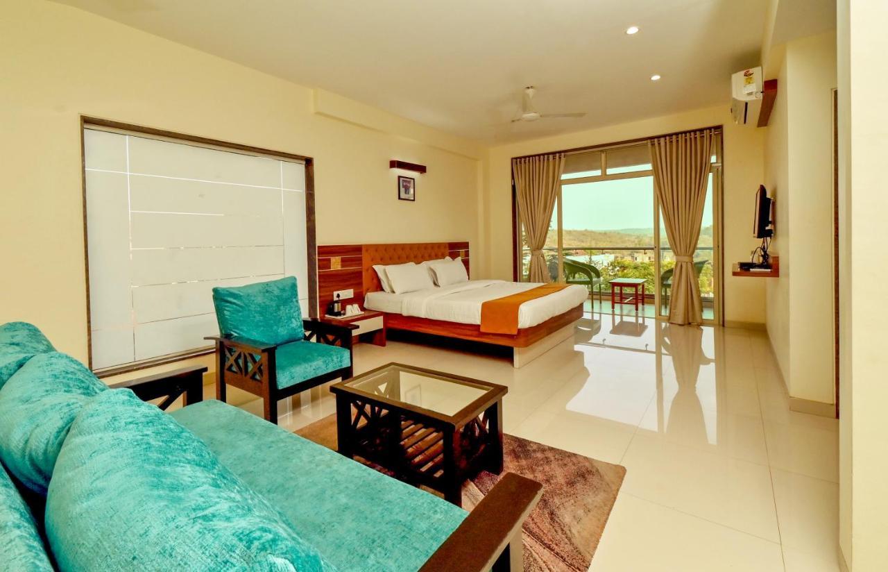 Dāpoli Hotel Sadhana Executive מראה חיצוני תמונה