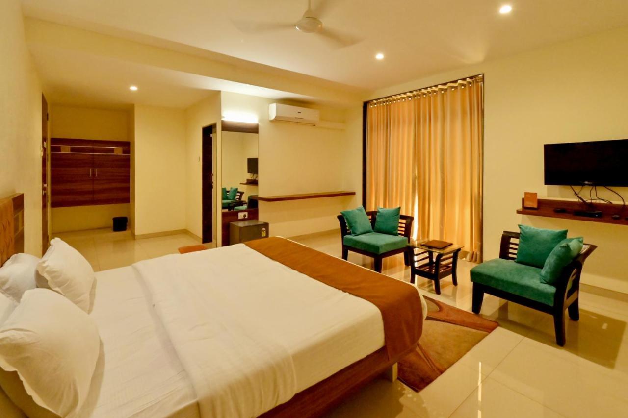 Dāpoli Hotel Sadhana Executive מראה חיצוני תמונה