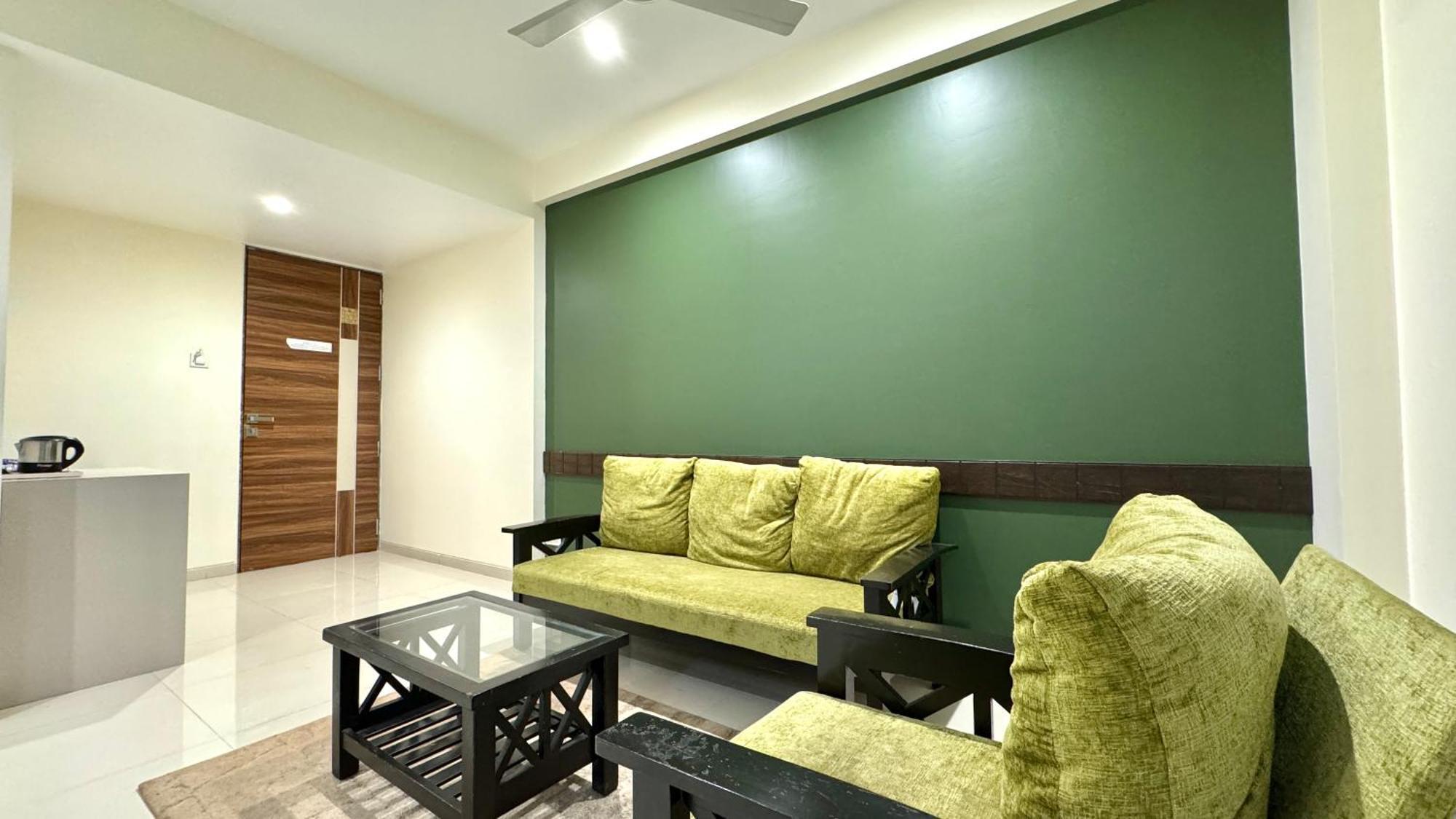Dāpoli Hotel Sadhana Executive מראה חיצוני תמונה